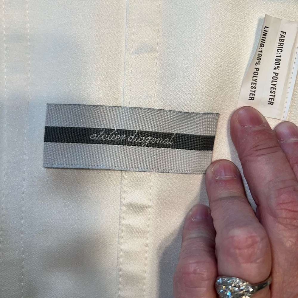 Pronovias Elegant White Strapless Wedding Dress - Picture 8 of 9